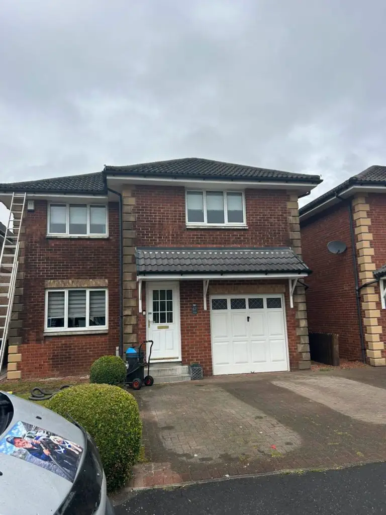 image of a house in Darnley getting its gutters cleaned by Renfrewshire gutter services